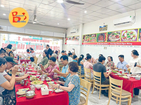 Không gian và các món ăn tại quán 