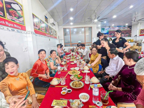 Không gian và các món ăn tại quán 