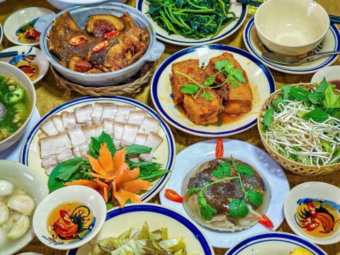 Không gian và các món ăn tại quán 