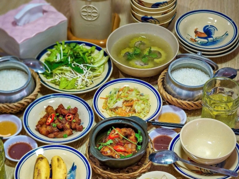 Không gian và các món ăn tại quán 