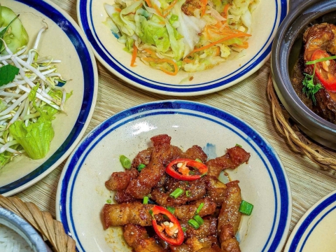 Không gian và các món ăn tại quán 