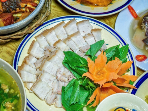Không gian và các món ăn tại quán 